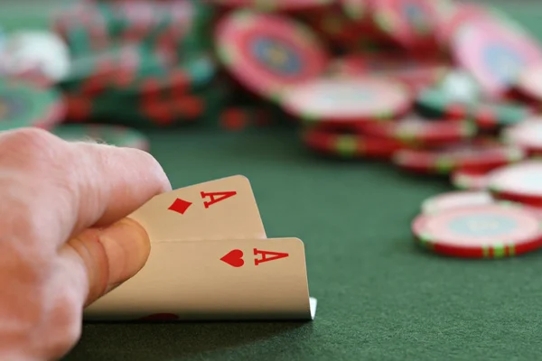 Poker fişleri ve kartları