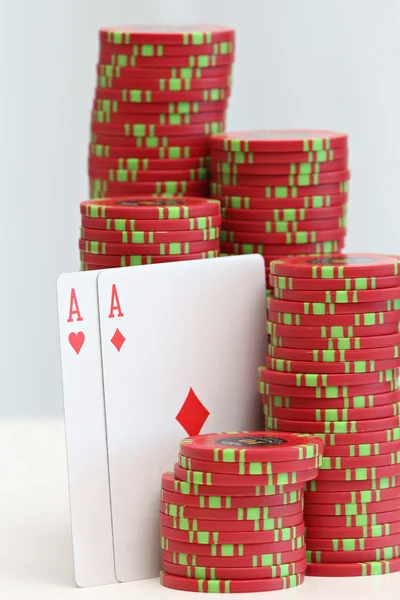 kartları ve poker fişleri