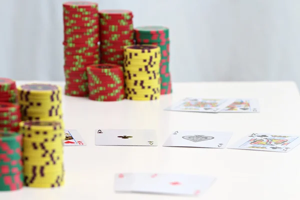 Tarjetas y fichas de poker — Foto de Stock
