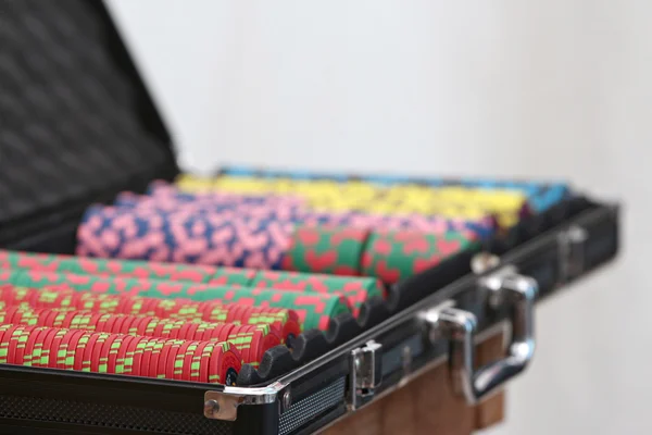 kartları ve poker fişleri