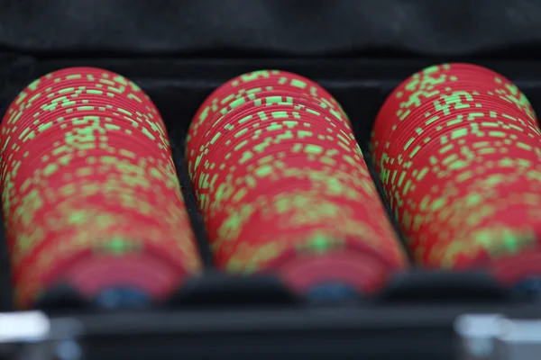 kartları ve poker fişleri