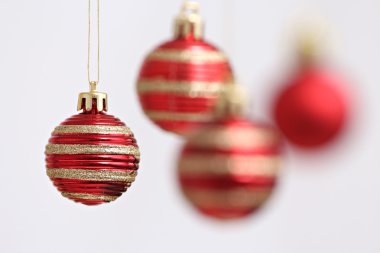 Noel topları çeşitli renk asılı