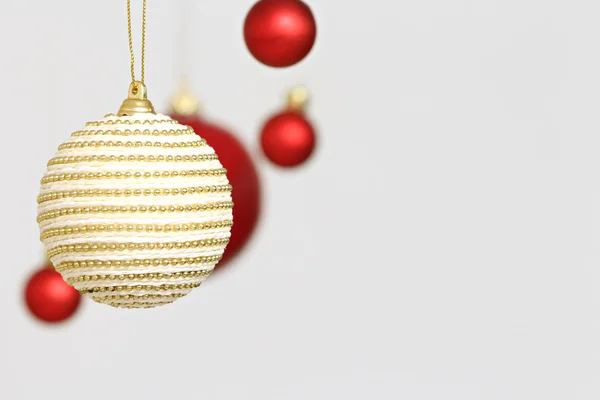 Kerstballen van verschillende kleuren hangend — Stockfoto