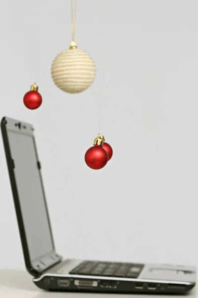 laptop ve Noel dekorasyonu topları