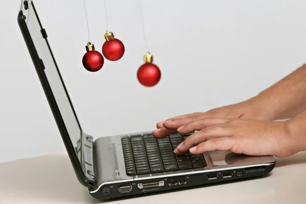 kadın üstünde a laptop klavye yazma