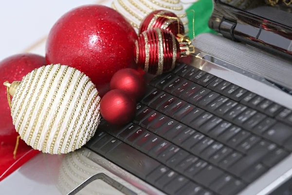 Noel süslemeleri ile dizüstü klavye