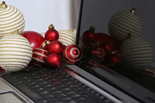 Noel süslemeleri ile dizüstü klavye