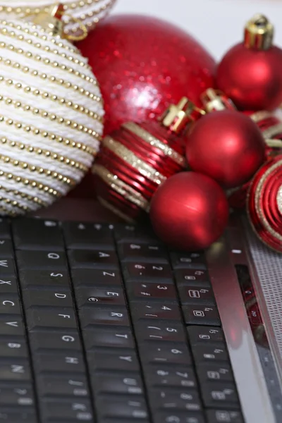 Noel süslemeleri ile dizüstü klavye — Stok fotoğraf