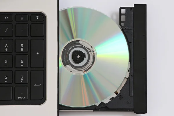 Insérer un CD dans un ordinateur — Photo