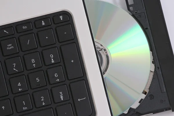 Inserir um CD em um computador — Fotografia de Stock