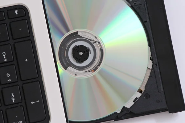 Insérer un CD dans un ordinateur — Photo