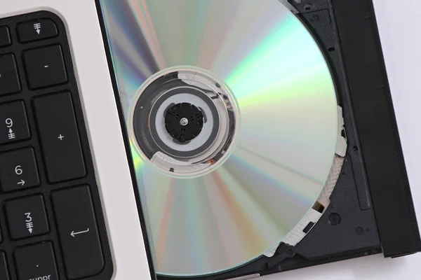 Inserir um CD em um computador — Fotografia de Stock