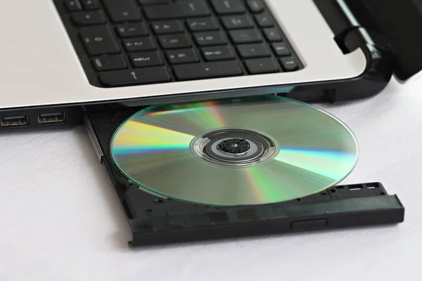 Вставить компакт-диск в компьютер — стоковое фото