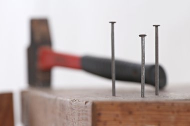 bir çekiç ve çivi