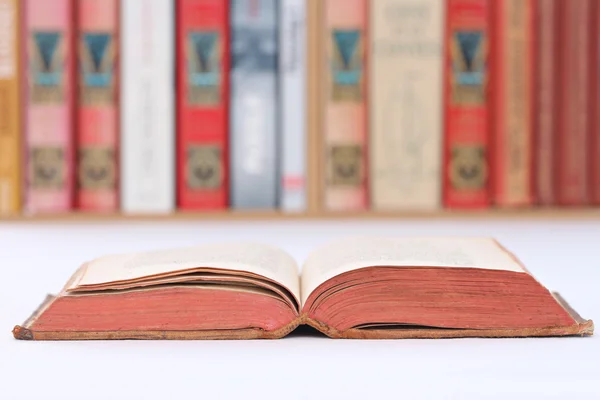 bir tablo üzerinde kitap