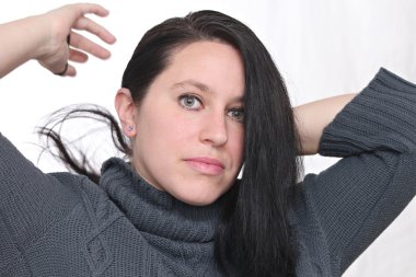 Kış kıyafetleri giyen kadın.