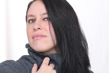 Kış kıyafetleri giyen kadın.