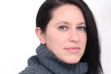 Kış kıyafetleri giyen kadın.