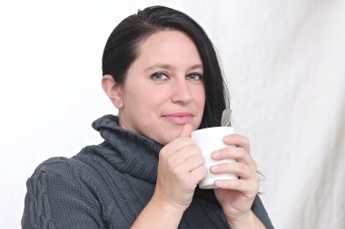 Kış kıyafetleri giyen kadın.