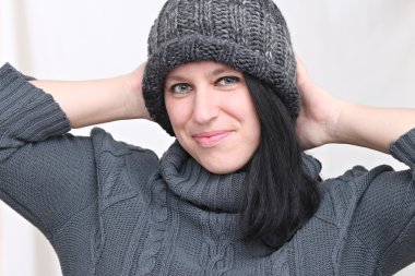 Kış kıyafetleri giyen kadın.