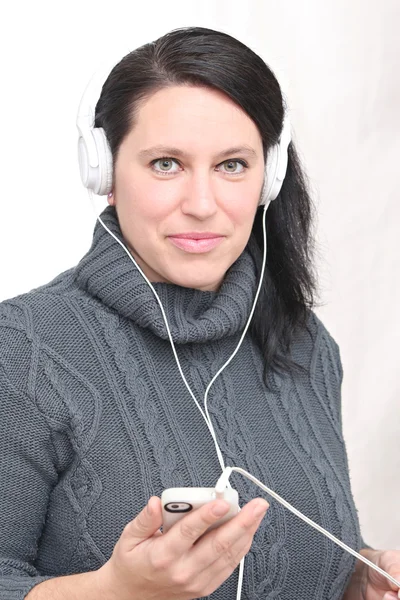 Woman listening to music — Stock Photo, Image