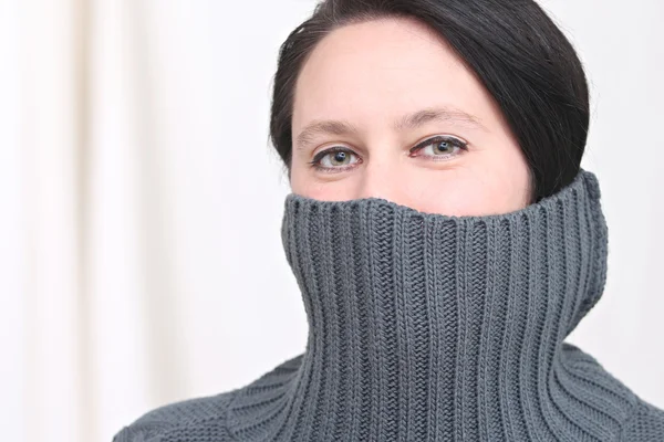 Kış kıyafetleri giyen kadın.