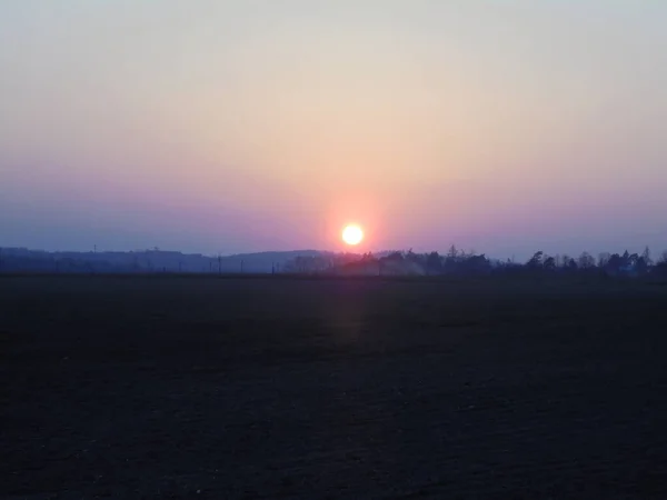 Coucher Soleil Flamboyant Sur Champ Labouré Soleil Rouge Champ Ostrava — Photo