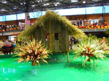 Olomouc, Çek - 08-18 2016: Flora havuz üzerinde çiçek ve turistlerle çevrili bir sergide Malezya yerlisi köy evi kopyası