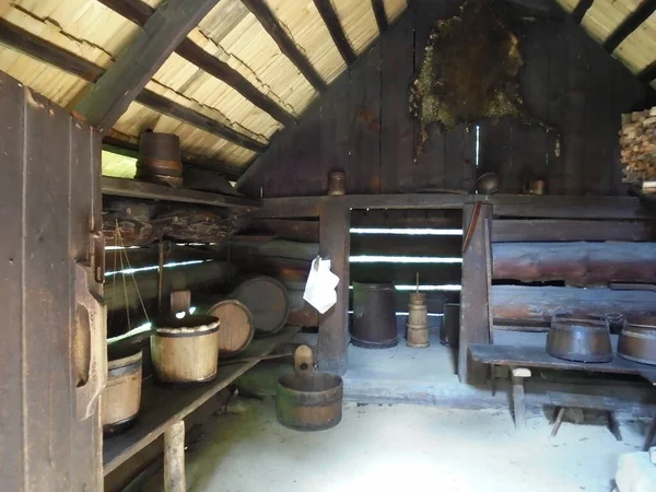 Roznov, Çek Cumhuriyeti - 08 04 2016: Çek Cumhuriyeti 'nin Eflak Açık Hava Müzesi' ndeki Roznov kapsülü Radhostem 'de bir çiftçinin ahşap tarihi evinin parlak iç mimarisi. Tahta kovalar ve diğer tabaklar. Sol taraf görünümü