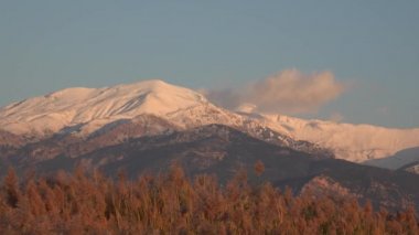 Uzaktan karlı dağlar