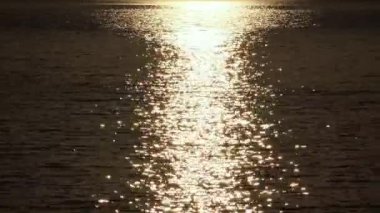 Gün batımının güzel ışığı denizin üzerinde ışığın yansıması altın saatinde denize.