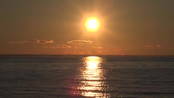 黄金の時間に沈む美しい夕日オレンジ色の大きな太陽 — ストック動画