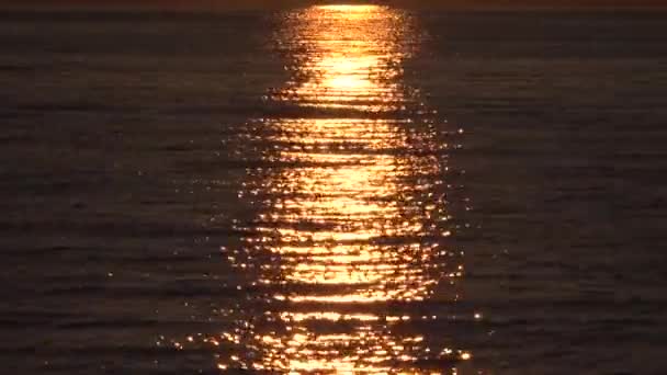 海の上の夕日赤い太陽が波をリラックスさせながら海に反射し — ストック動画