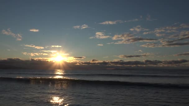 雲で海に沈む夕日 — ストック動画