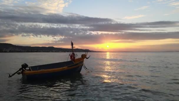 夕日と美しい漁船と赤い太陽が海に落ちる美しい雲 — ストック動画