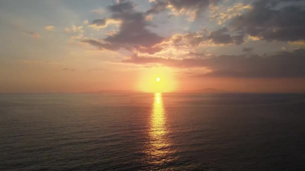 夕阳西下 金色的时辰 橙色的阳光照在美丽的大海和天上的云彩之上 — 图库视频影像