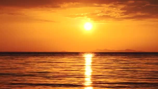 海の夕日 黄金の私たちの美しい映像 オレンジ 空の黄色の暖かい色 そして海の滑らかな波 — ストック動画