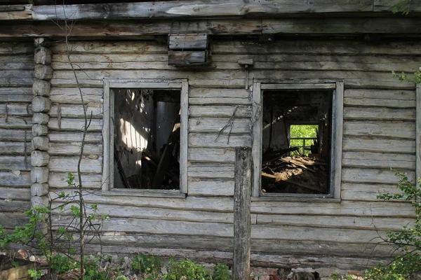 Casa abbandonata nel bosco — Foto Stock