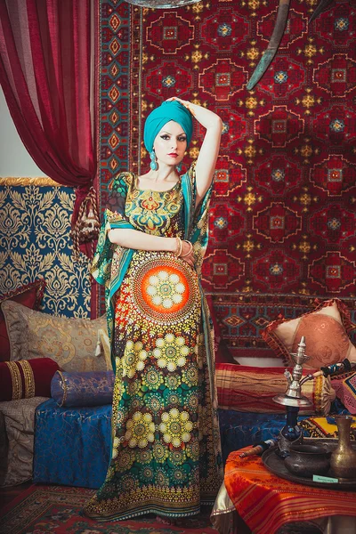 Retrato de uma mulher bonita em vestido oriental. Graça e beleza . — Fotografia de Stock