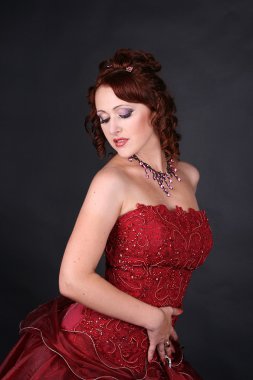 Kızıl saçlı güzel kız bir tutkulu İspanyol dans stüdyosu karanlık bir arka plan üzerinde dans ediyor