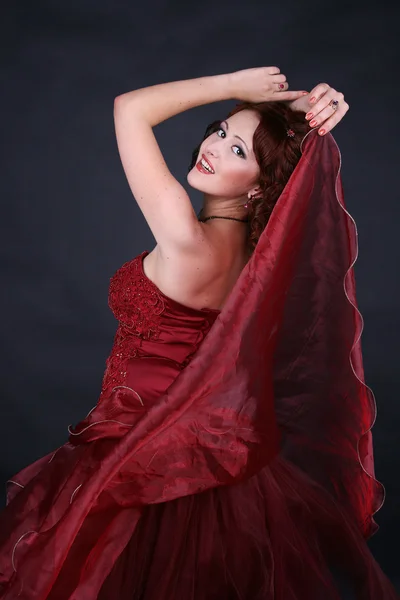 Рыжая красивая девушка танцует страстную испанскую танцевальную студию на темном фоне — стоковое фото