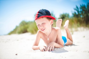 Sahildeki küçük çocuk.