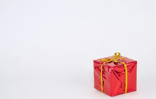 Büyük boş beyaz arka plan kırmızı yılbaşı hediyesi