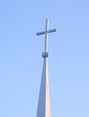 Beyaz Kilise çapraz karşı mavi gökyüzü