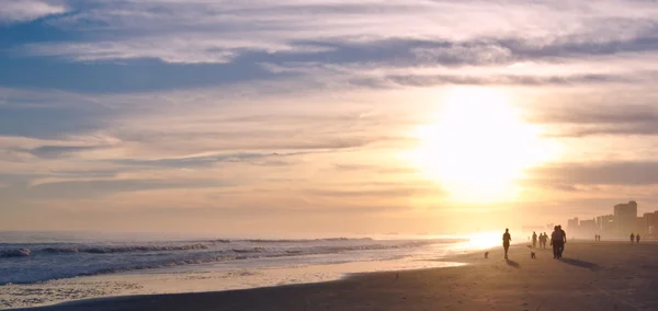 gün batımında sahilde yürüyüş