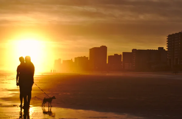 Güneş ayarı karşı plaj Couple