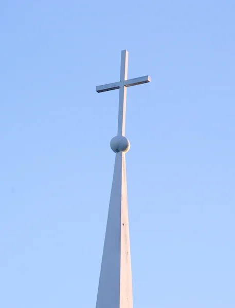 Λευκή εκκλησία Σταυρού κατά μπλε ουρανό — Φωτογραφία Αρχείου