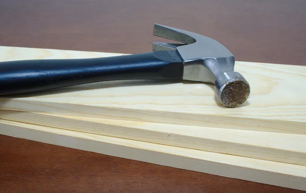 Ahşap kurullarında döşeme çekiç