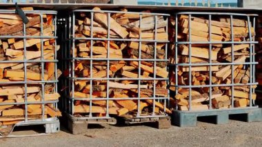 Ticari yakıt depolama tesisinde satılık odun dolu büyük metal raflar..