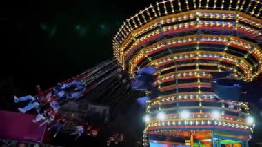 Serin bir bahar gününde kumlu sahil kenarında yürüyen bir kız. Doğada tek başına yürümek..